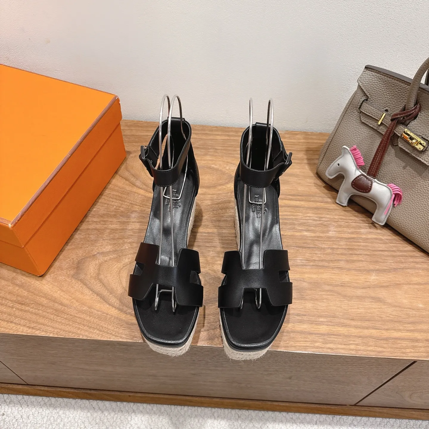 👟👟Ex-factory price 720👟👟 Hermes... a Eclair 2025 new color + popular series, the version is super positive, with a certain thickness, which makes the legs longer! Breathable, comfortable calfskin, spring and summer color matching, this item is both beautiful and comfortable! Channel supply code size: 35-39 can be ordered as 40.41 with airplane box ➕20